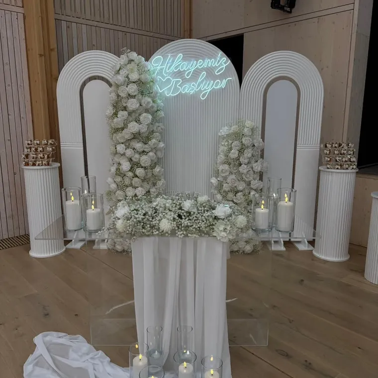 Doppelter Blumenbogen mit Greenery im Festsaal