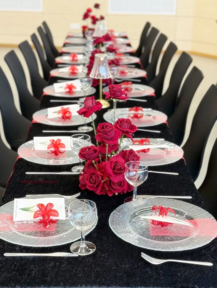Glamouröse Tischdekoration mit pinkfarbenen Blumen