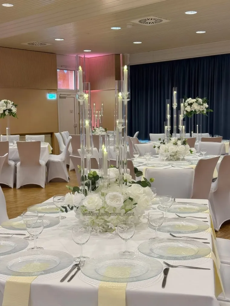 Gedeckte Tafel in Champagner und Gold