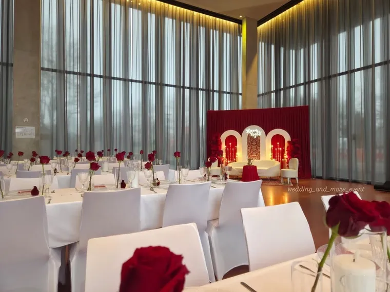 Brauttisch in Rot und Weiß mit floraler Dekoration
